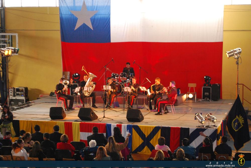 La banda de música de Infantería de Marina, en su participación en los conciertos destinados a recaudar alimentos para los afectados por el terremoto