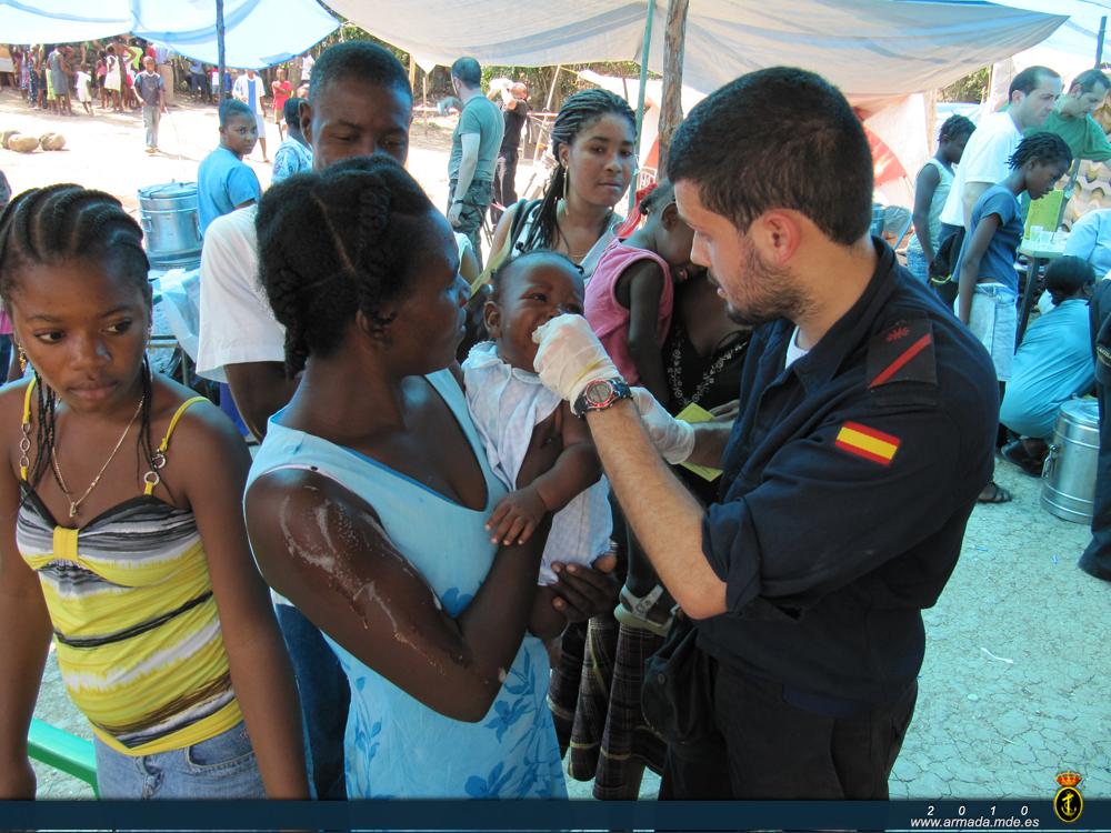 Vacunación en uno de los diecisiete campos de desplazados dentro del nucleo urbano de Petit Goave