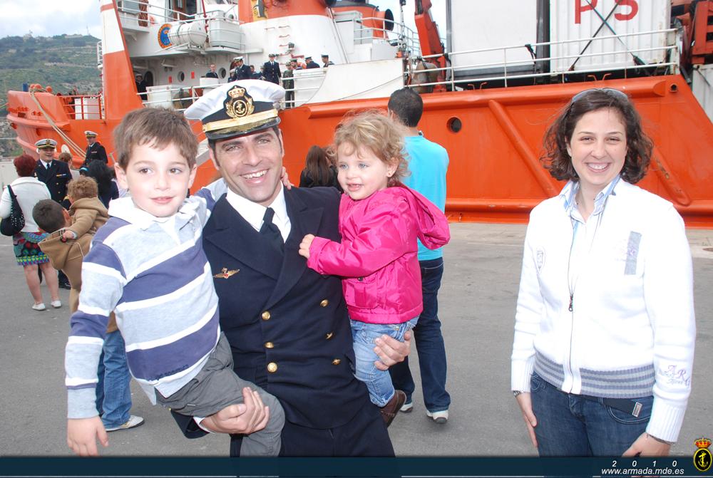 Un oficial de la dotación del Las Palmas junto a su familia