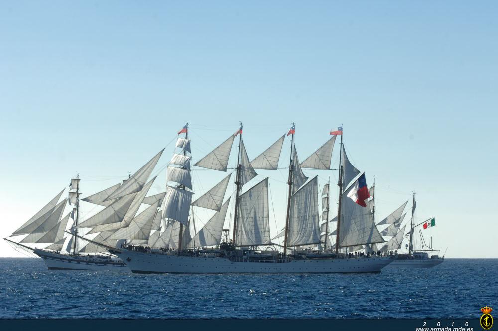 El Esmeralda navega junto a otros veleros participantes en la regata