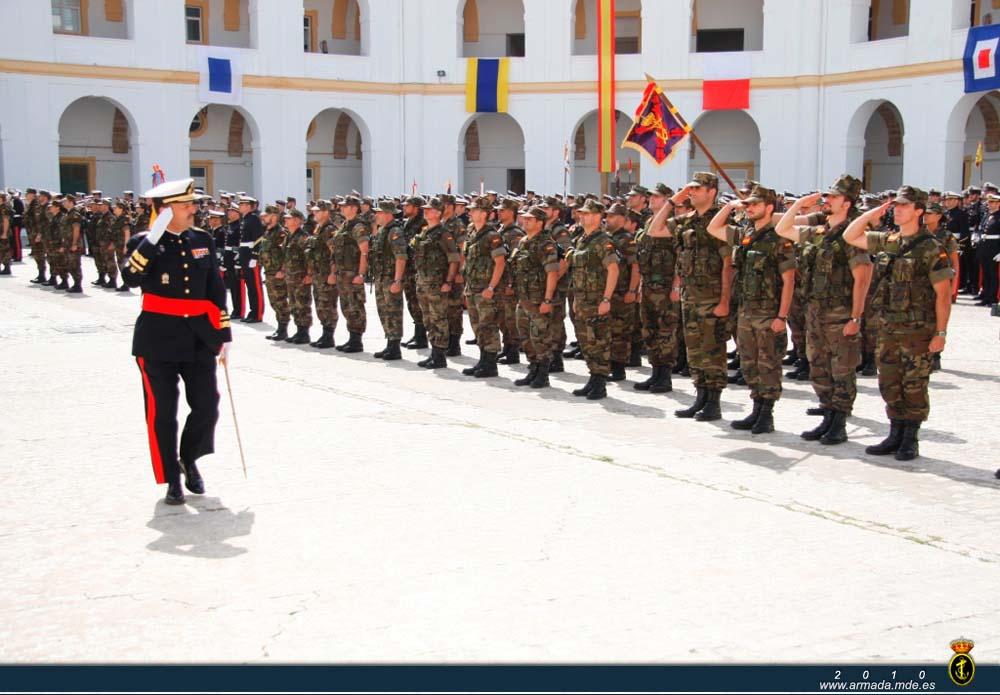El general de brigada Jefe del Tercio Armada pasando revista a la fuerza expedicionaria de Infantería de Marina