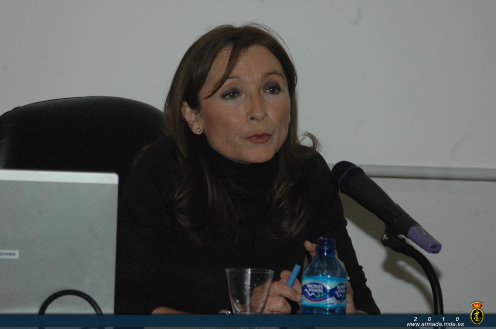 Carmen García Rivera, directora del Centro Andaluz de Arqueología Subacuática, pronunció unas palabras en la clausura del ciclo