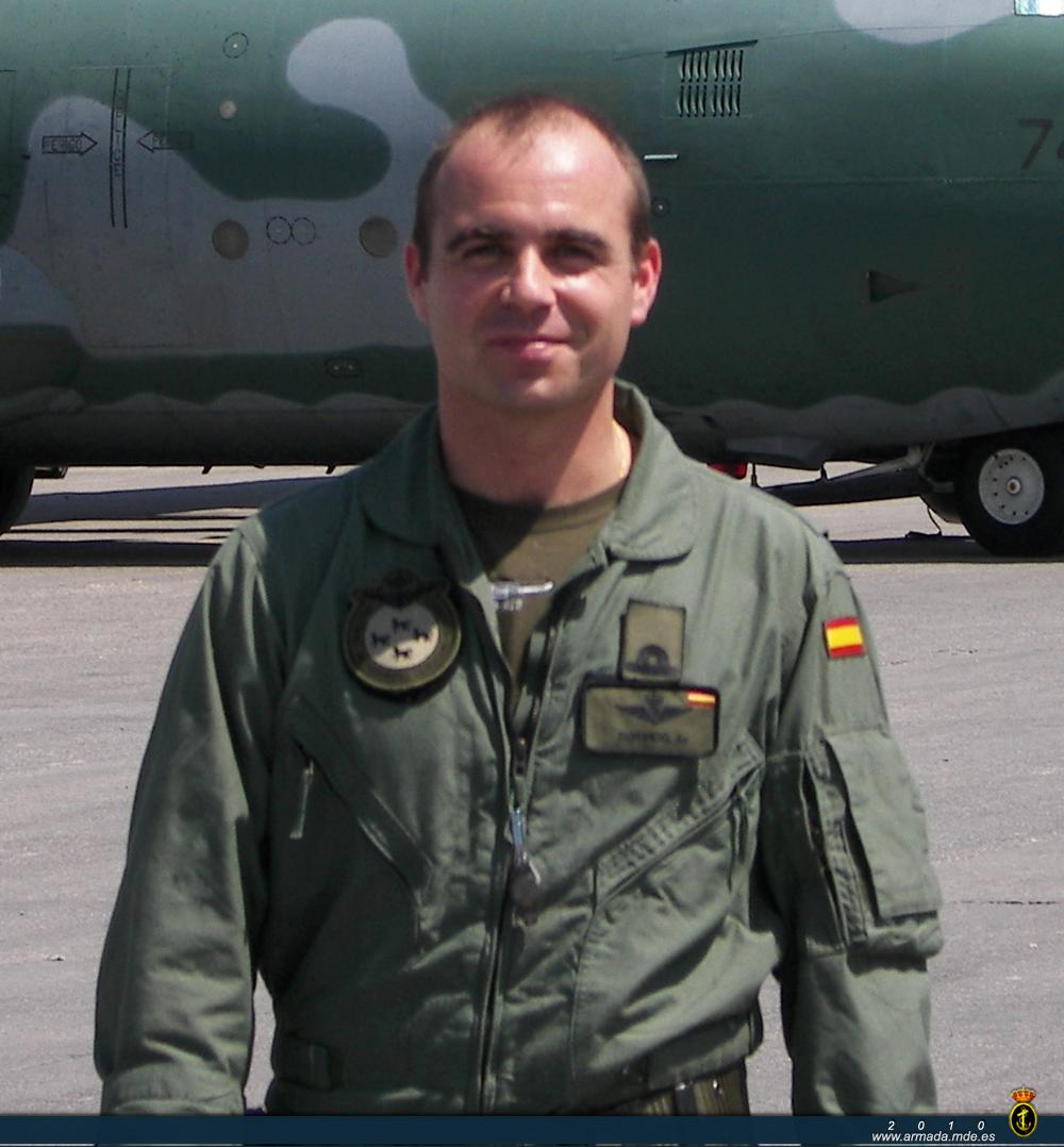 Alferez de navío Manuel Dormido Garrosa. Comandante piloto destinado en la 3ª escuadrilla, ingresó en la Armada en septiembre del 2002