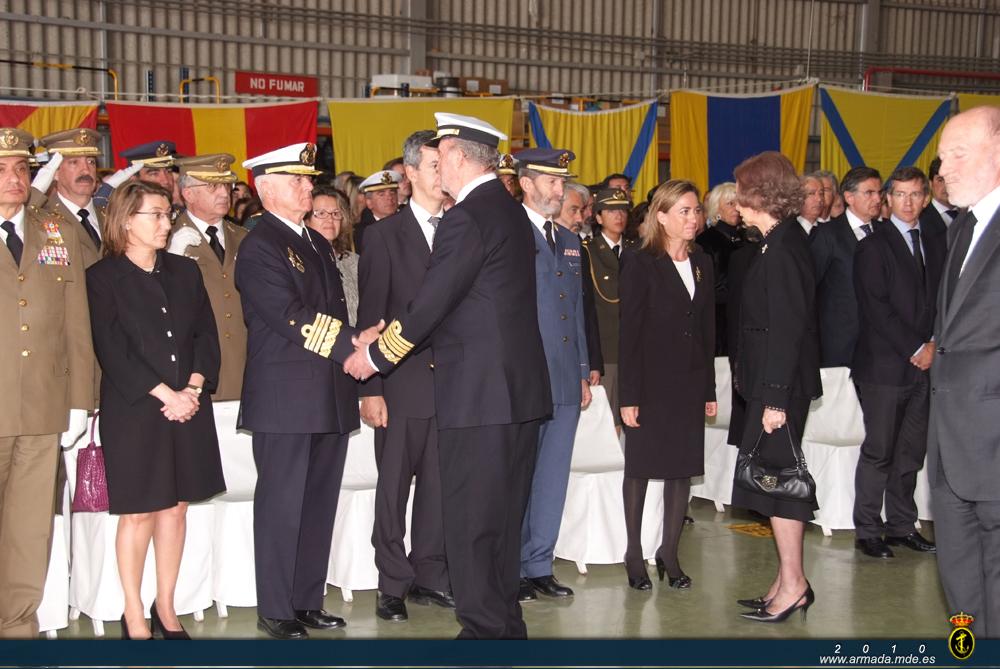 El Almirante Jefe de Estado Mayor de la Armada, que recibió las muestras de especial afecto de SSMM