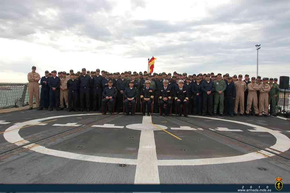 Los integrantes de la dotación y de la unidad aérea embarcada junto al Almirante de la Flota.