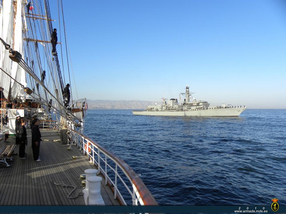 Honores al Comandante en Jefe de la Armada de Chile que izaba su insignia a bordo de la fragata ‘Williams’