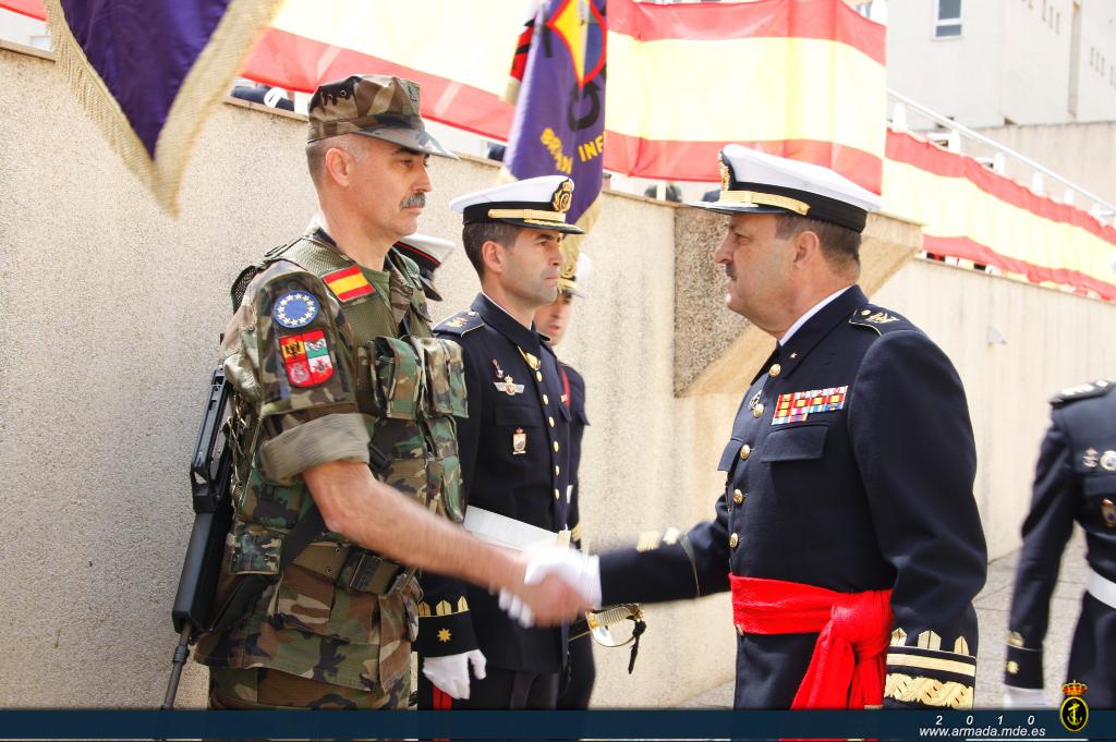 El General Comandante del Tercio Armada saluda al jefe de la IX Fuerza Expedicionaria de Infantería de Marina
