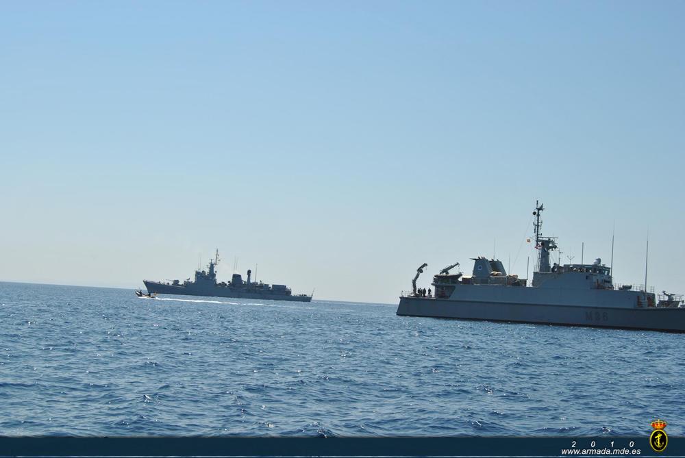 El buque de mando y apoyo Diana y el cazaminas Tajo durante el ejercicio MINEX-10