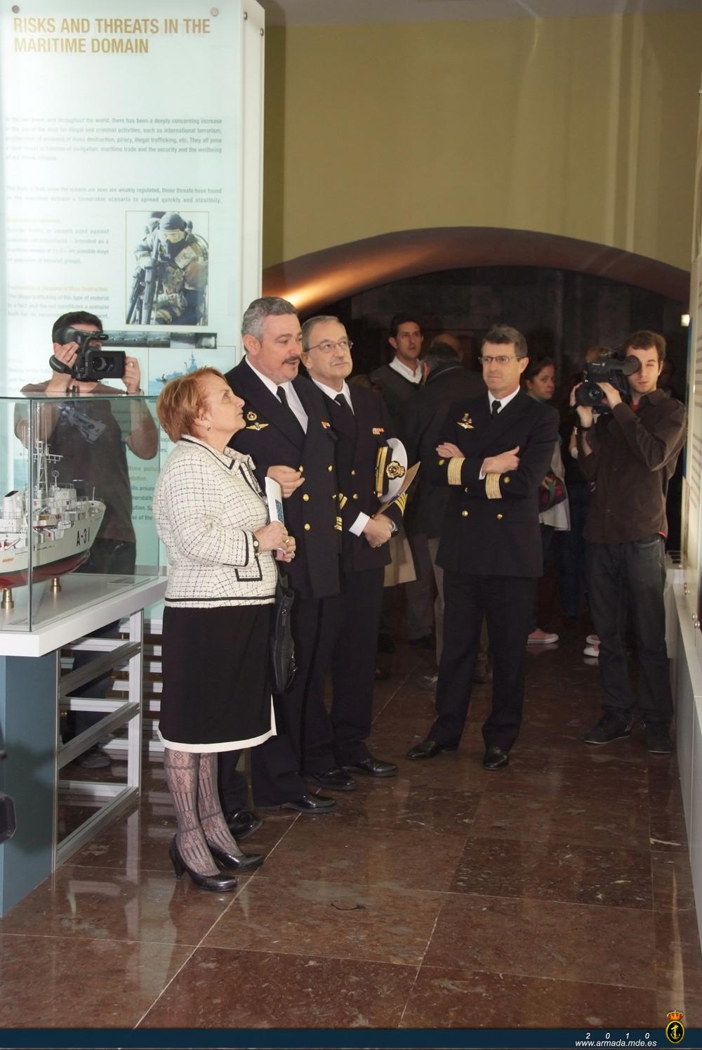 La alcaldesa de Gijón, Paz Fernández Felgueroso, ha inaugurado con su visita la exposición situada junto al Teatro Principal