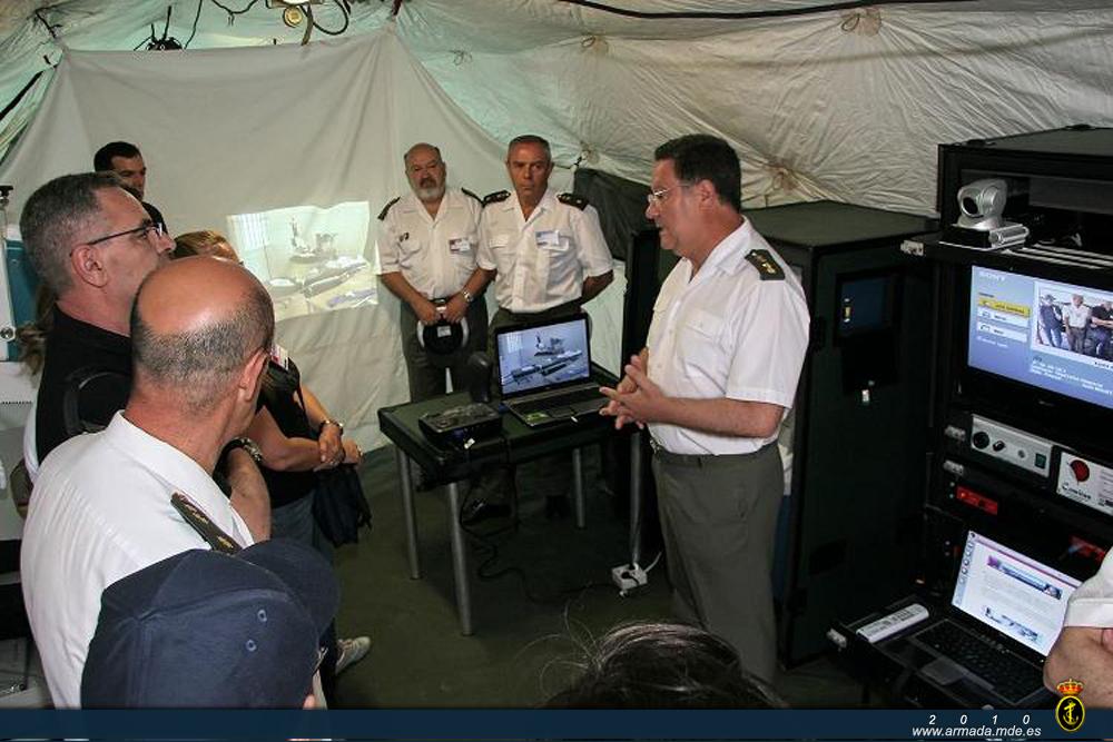 Los participantes, conocieron el funcionamiento de los equipos de telemedicina que facilitan la comunicación vía satélite entre las tropas desplegadas y el Hospital Central de la Defensa Gómez Ulla
