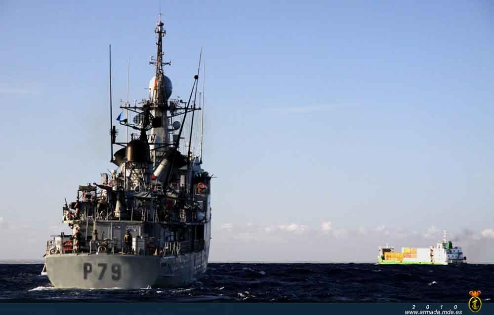 El patrullero Vencedoradurante una misión de protección a un buque del Programa Mundial de Alimentos