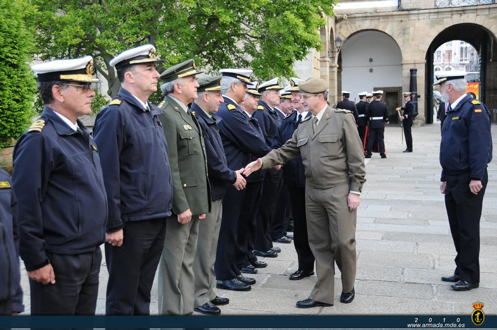 El Director General de Armamento y Material del Ministerio de Defensa (DGAM), acompañado Almirante Jefe de Apoyo Logístico (AJAL), a su llegada al Arsenal de Ferrol