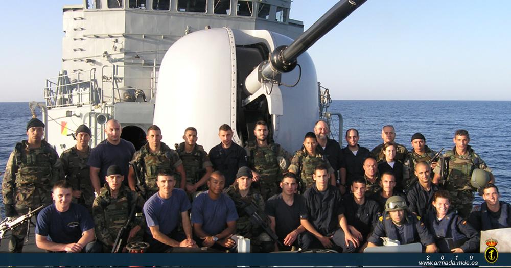 Equipos de Infantería de Marina y del Trozo de Visita y Registro españoles con el Equipo MIO maltés al finalizar ejercicio de tiro