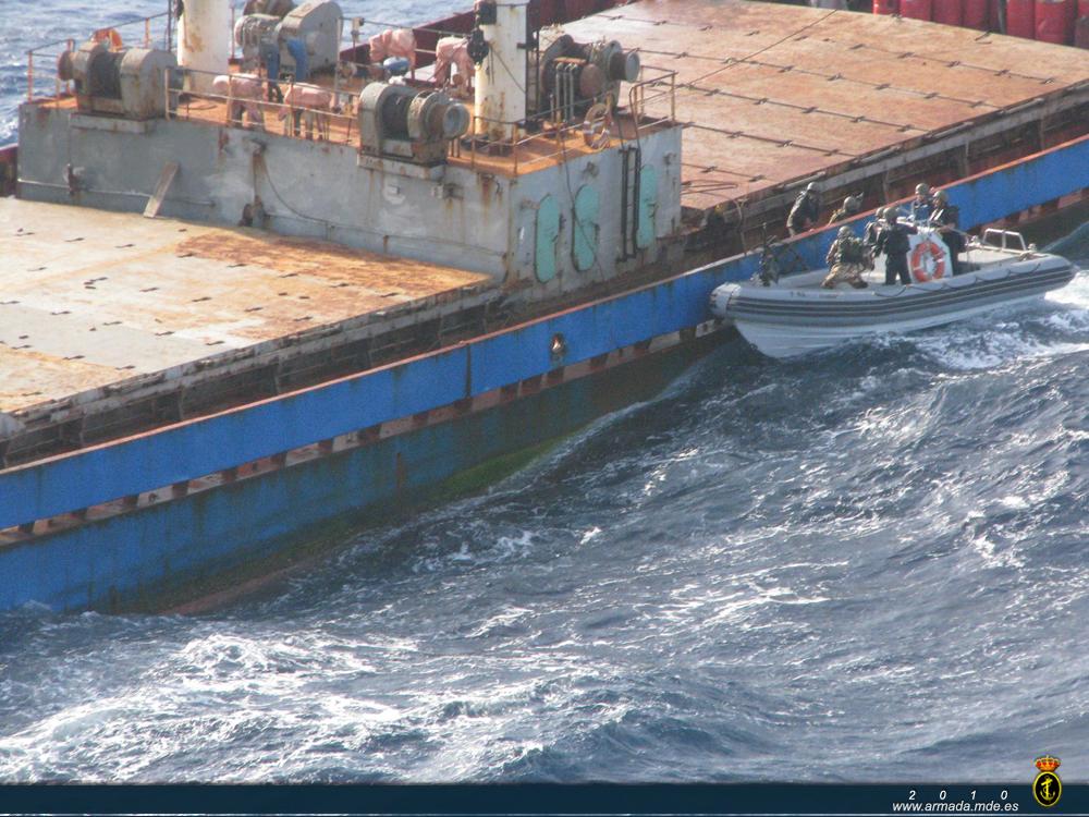 La fragata de la Armada envió un equipo de seguridad, un médico y un enfermero para tomar el control del buque y hacerse cargo de la asistencia al herido
