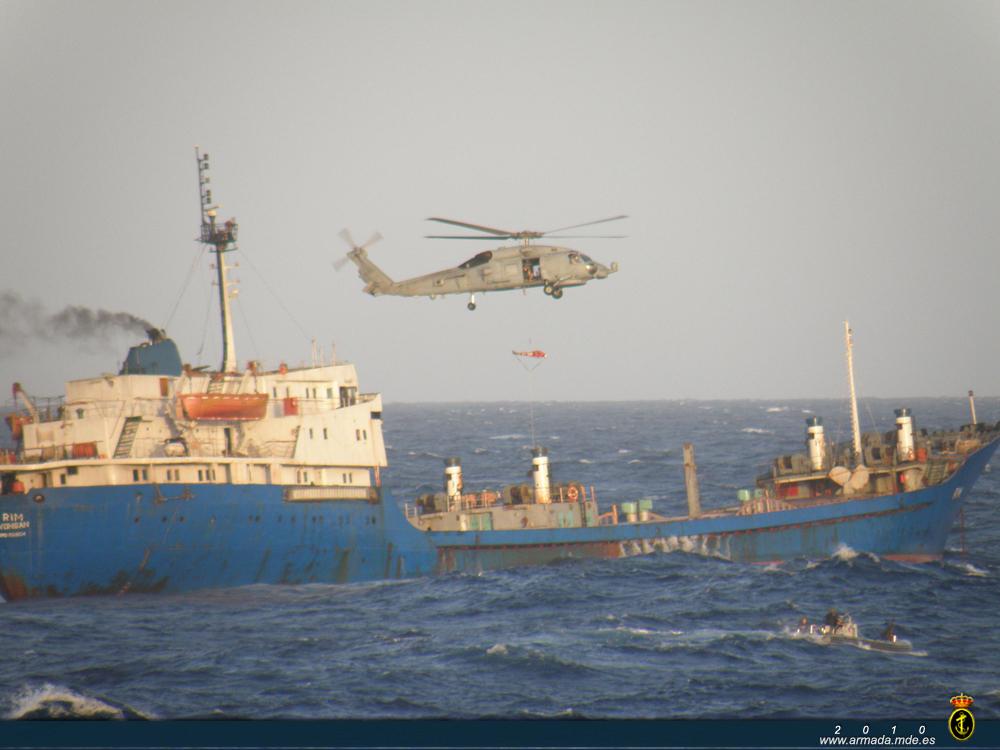 Debido a las duras condiciones meteorológicas, se descartó evacuar al herido por embarcación y se llevó a cabo con el helicóptero de la fragata.