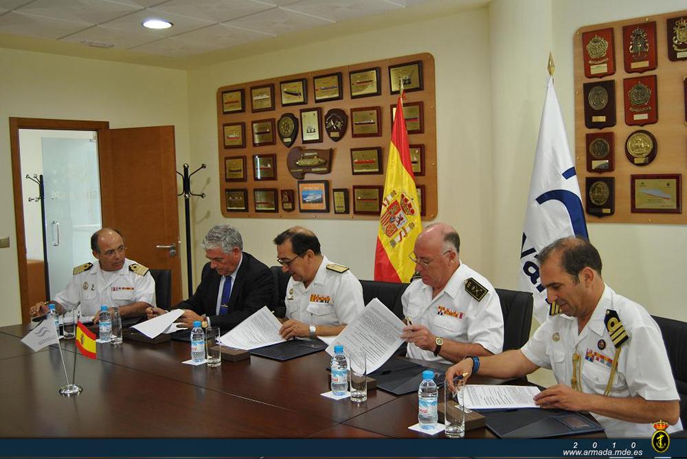 Firma del acta de entrega, en las instalaciones de Navantia en Cádiz