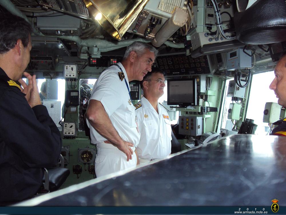 El Comandante del Grupo de Acción Naval 2 recibe las visitas en el puente de mando del Principe de Asturias