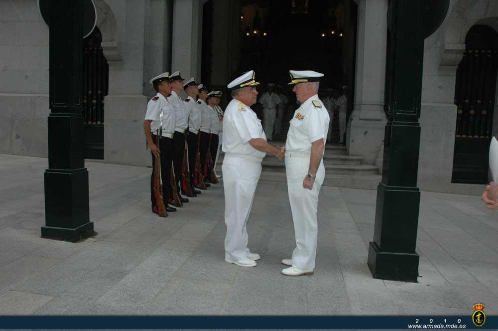 El Almirante General Jefe del Estado Mayor de la Armada da la bienvenida al Almirante Secretario de la Marina de Méjico al Cuartel General de la Armada