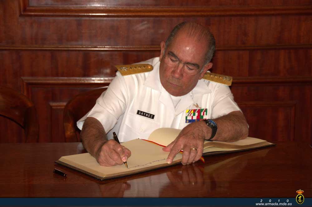 El almirante Saynez Mendoza firma en el Libro de Honor