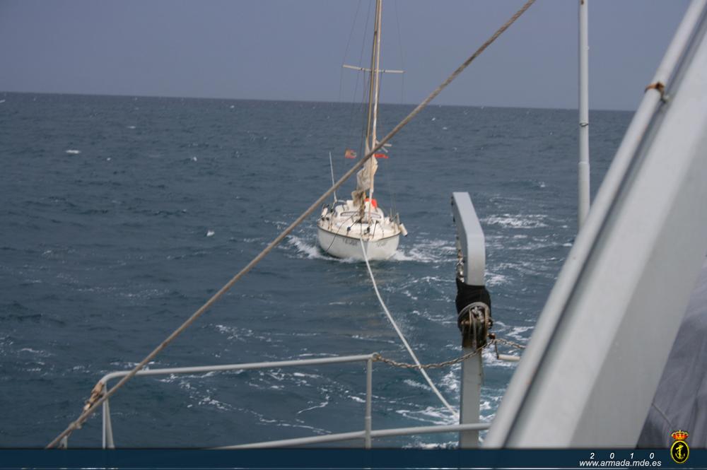 Maniobra de remolque al velero por el patrullero Toralla