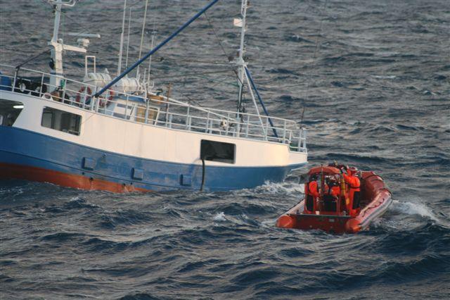 El patrullero ‘Chilreu’ envió al pesquero una embarcación con el trozo de auxilio exterior y equipos de achique