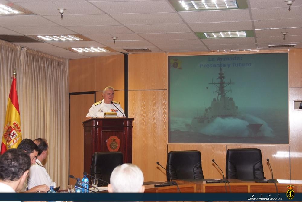 El Almirante General Jefe de Estado Mayor de la Armada se dirige a los representantes de la Comisión de Defensa