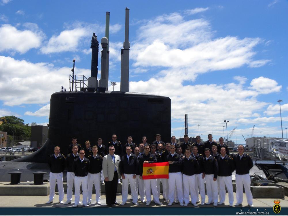 Guardiamarinas durante su visita a la Base de Submarinos de New London