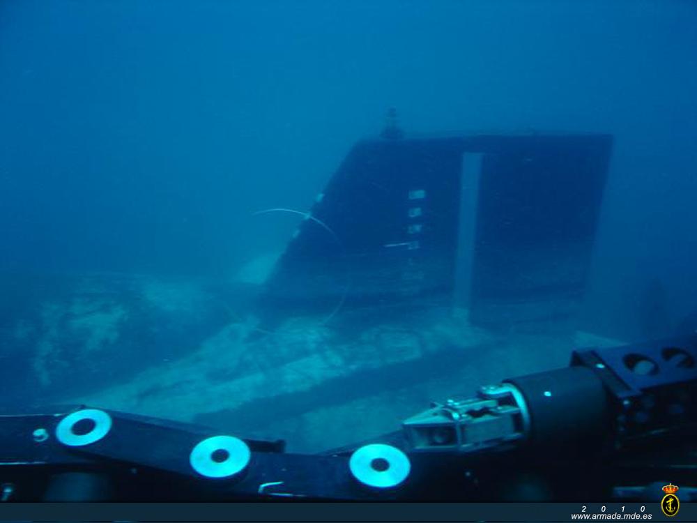 Vista del Mistral, posado en el fondo marino, desde un vehículo submarino