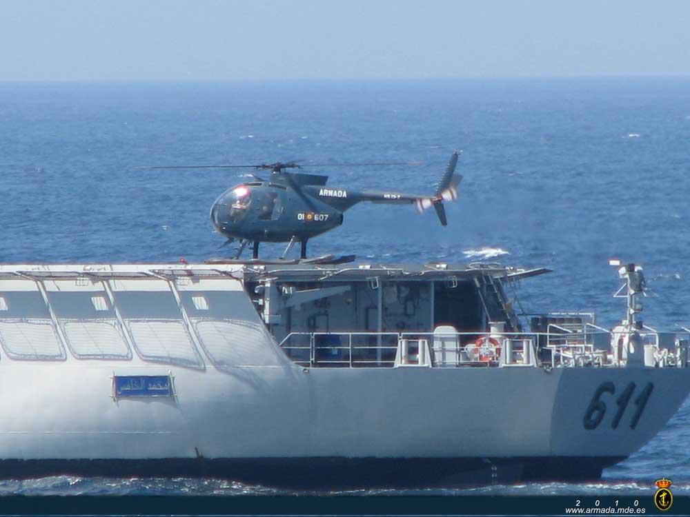 Helicóptero Hughes 500 de la 6º Escuadrilla de la Armada en la cubierta de vuelo de la fragata Mohammed V