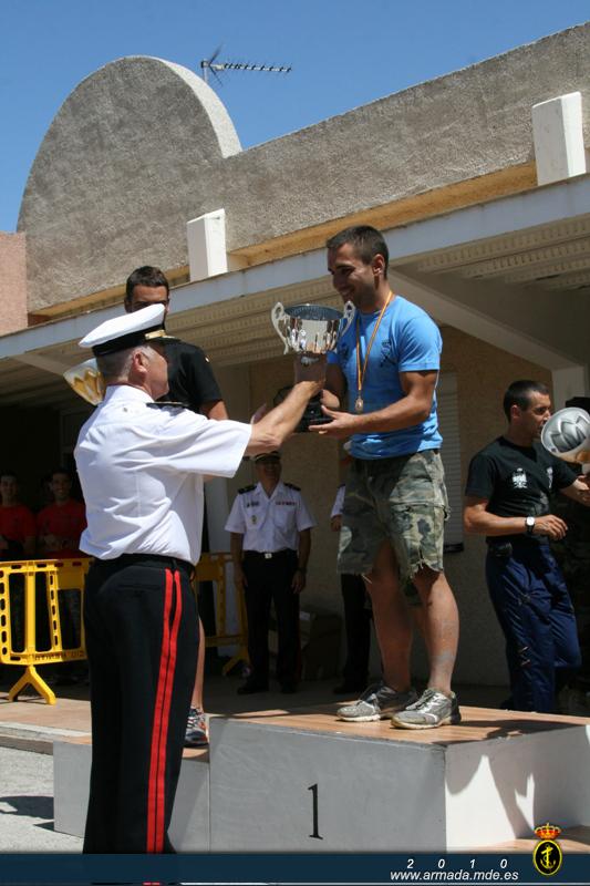 El Coronel Segundo Jefe de la Brigada de Infantería de Marina hace entrega del trofeo al ganador de la carrera