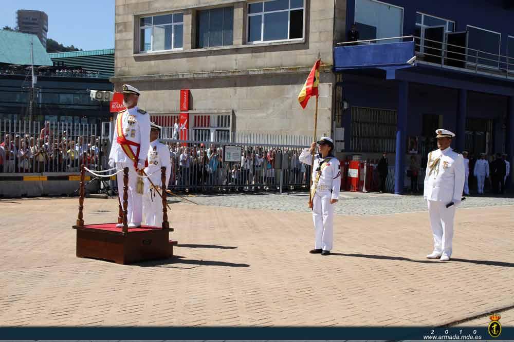El Vicealmirante Santiago Bolívar preside el acto de jura de bandera para personal civil en el puerto de Vigo