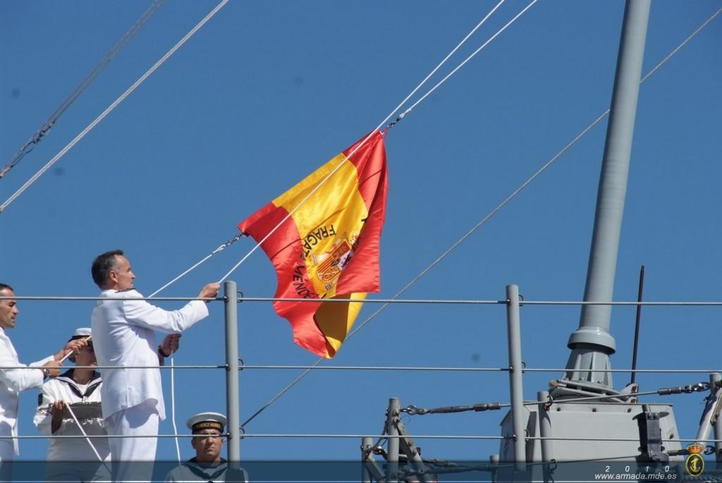 El comandante de la fragata Mendez Nuñez iza a bordo la Bandera de Combate