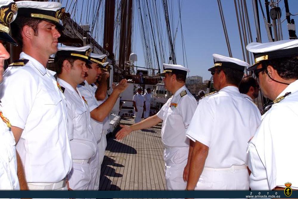 El Almirante Comandante de las Unidades de la Fuerza de Acción Marítima en Cádiz (AMARDIZ) saludando a los miembros de la dotación