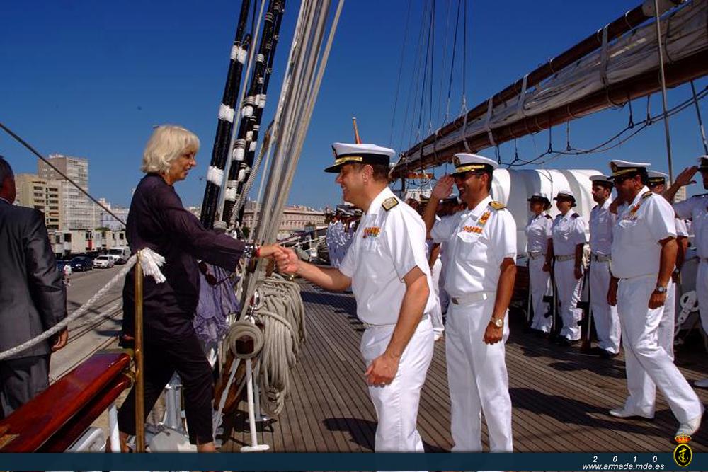 El AMARDIZ recibe a la alcaldesa de Cádiz una vez atracado el buque