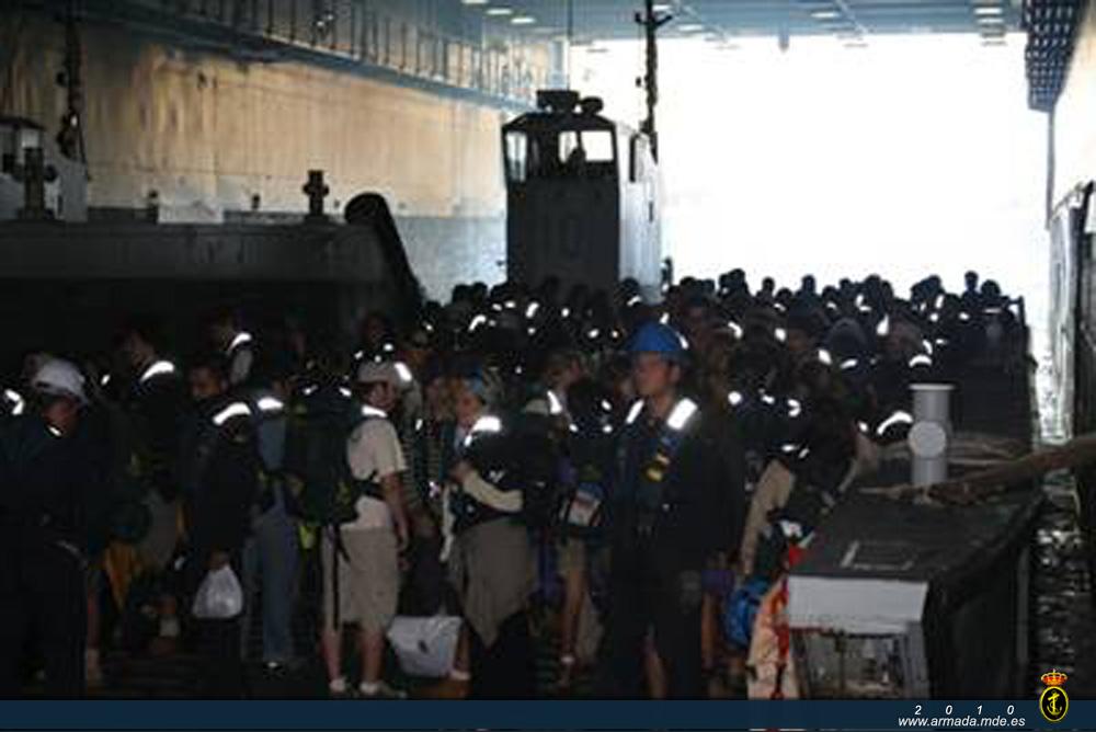 Los expedicionarios a bordo de una lancha de desembarco del buque Galicia