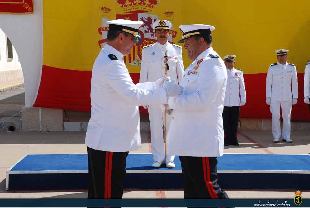 Momento de la entrega del bastón de mando del Coronel saliente Carlos Rey al Coronel entrante Miguel Flores, en presencia del Almirante Director de Enseñanza Naval