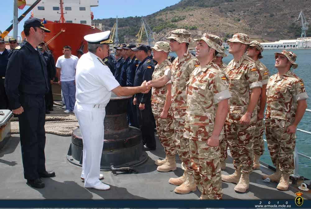 El ALMART despidiéndose de la dotación del patrullero Infanta Cristina