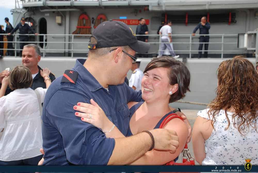 Un marinero de la dotación se despide de su familia