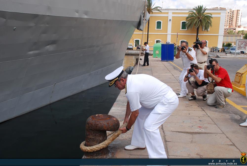 El almirante Nieto, ALMART, personalmente desencapilló y largó la última estacha que unía el buque al muelle