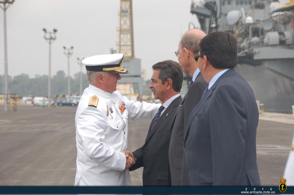 El Ajema saluda al presidente Revilla, invitado de honor en el acto de entrega del buque a la Armada