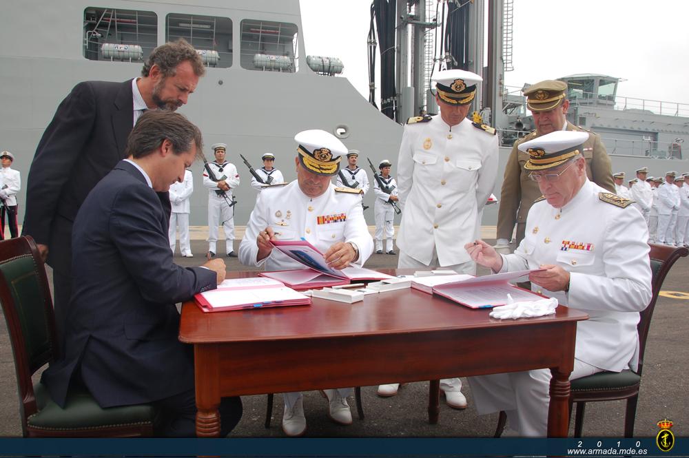 Firma de la documentación de la entrega por parte de la Armada Alardiz, por parte de la Navantia el director de la factoria de Puerto Real. El inteventor general de Defensa actúa como fedatario del estado.