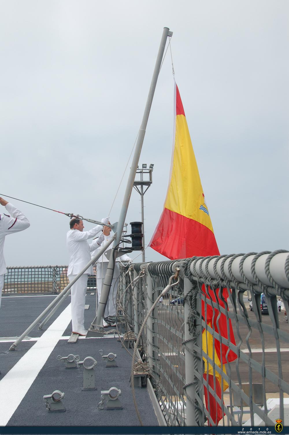 El comandante del Cantabria iza la bandera nacional por primera vez en el buque