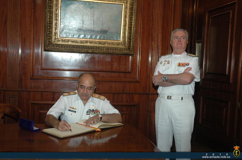 El almirante Bashir Noman firmó en el Libro de Honor en presencia del almirante general Manuel Rebollo