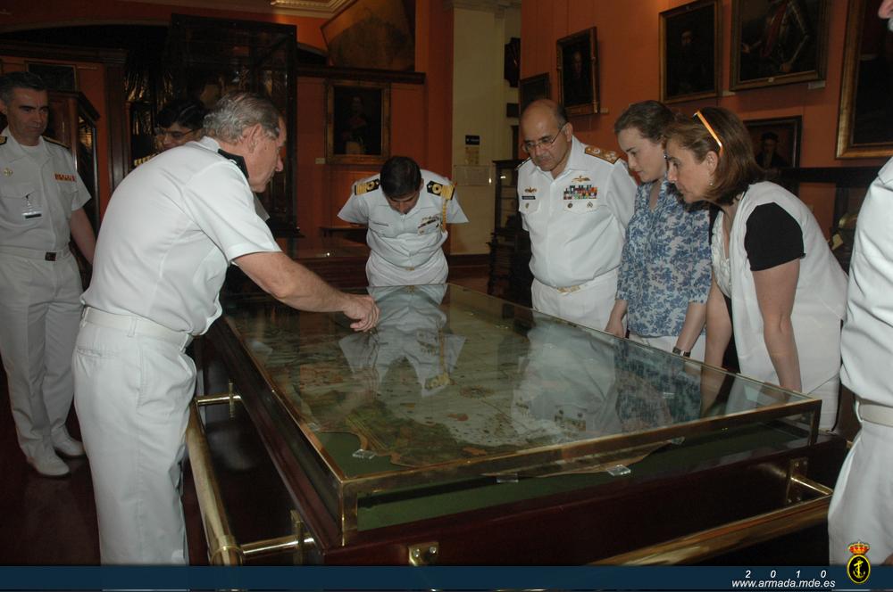 Bashir Noman visitó el Museo Naval acompañado por el Almirante Director del Órgano de Historia y Cultura Naval junto con el segundo AJEMA