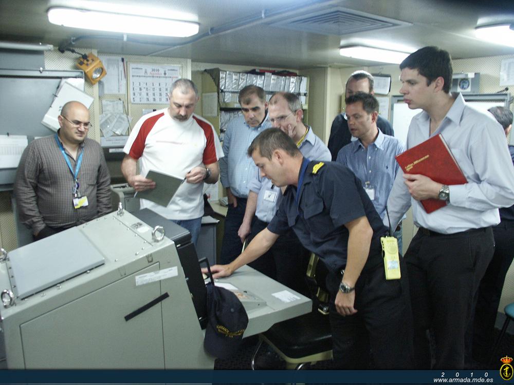 Técnicos de la delegación australiana durante su visita a la fragata