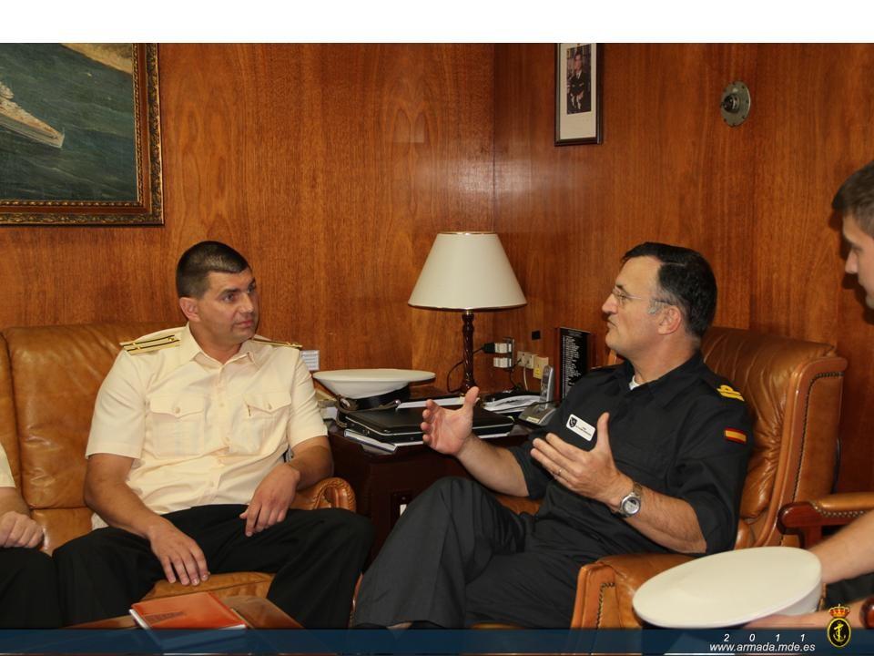 El almirante Rodríguez y el comandante Dovalev, intercambiaron opiniones sobre los objetivos y misiones de las unidades de la Unión Europea en la Operación Atalanta.