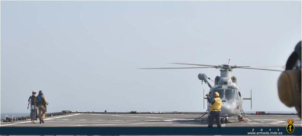 Momento de la entrega de la rehén en la cubierta de vuelo del Galicia al helicóptero de la fragata francesa Sourcouf