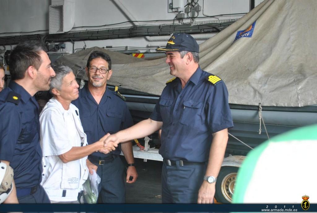 Evelyne, agradece al Comandante del BAA Galicia su liberación tras haber permanecido como rehén de los piratas somalíes