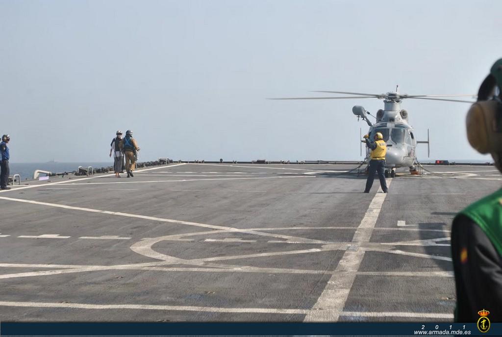 Evelyne es trasladada desde la cubierta de vuelo del Galicia en helicóptero a la fragata francesa Sourcouf