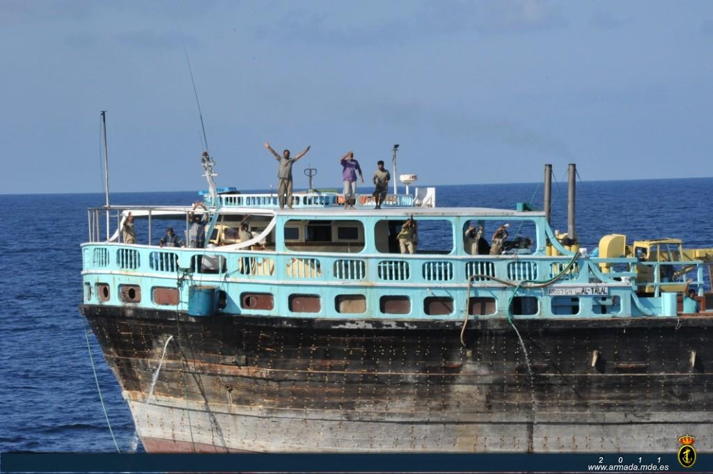 Los presuntos piratas lanzaron sus armas al mar y los tripulantes del pesquero aprovecharon la ocasión para reducirles